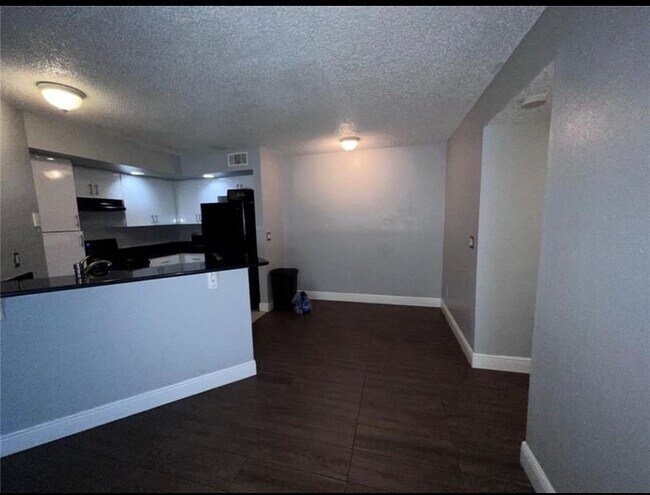 Cocina y comedor - 4658 Commander Dr