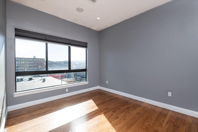 Building Photo - 339 D St
