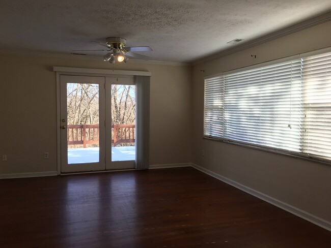 Building Photo - Wonderful 3 Bedroom 3 Bathroom Stone Ranch...