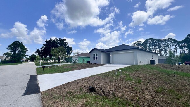 Building Photo - Available for move in June 25th! Be the FI...