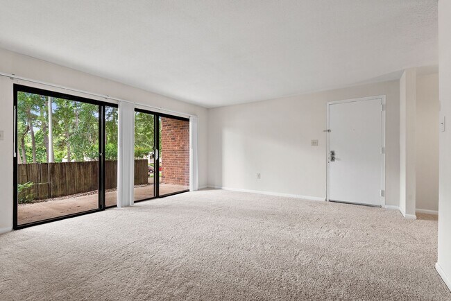 Foto del edificio - Bolinwood condo available May 1!  ! 3 beds, 2 baths in GREAT location in Chapel Hill!