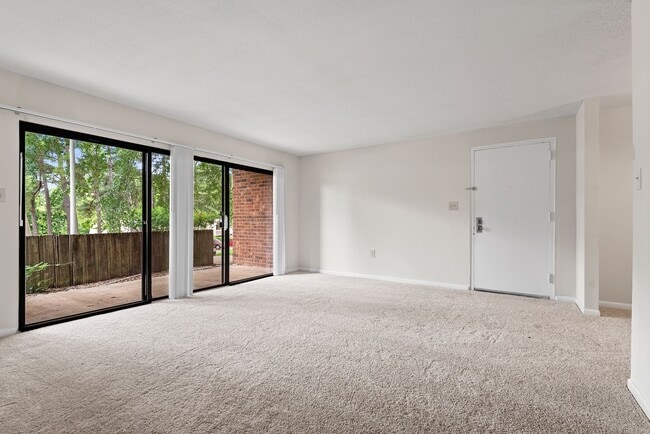 Building Photo - Bolinwood condo available May 1!  ! 3 beds, 2 baths in GREAT location in Chapel Hill!