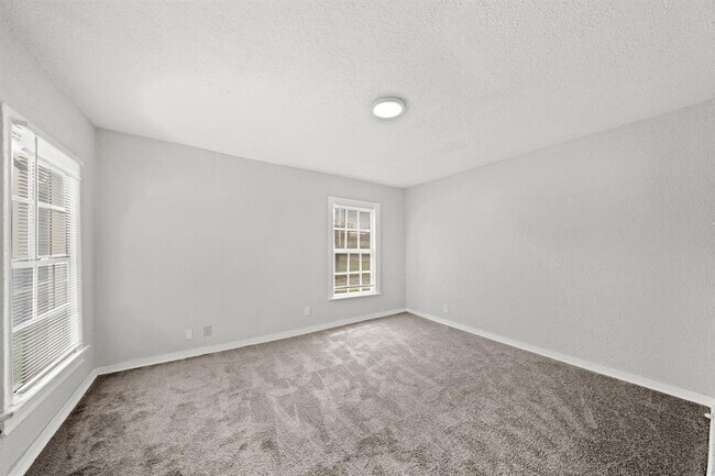 Building Photo - 1721 W 5th St