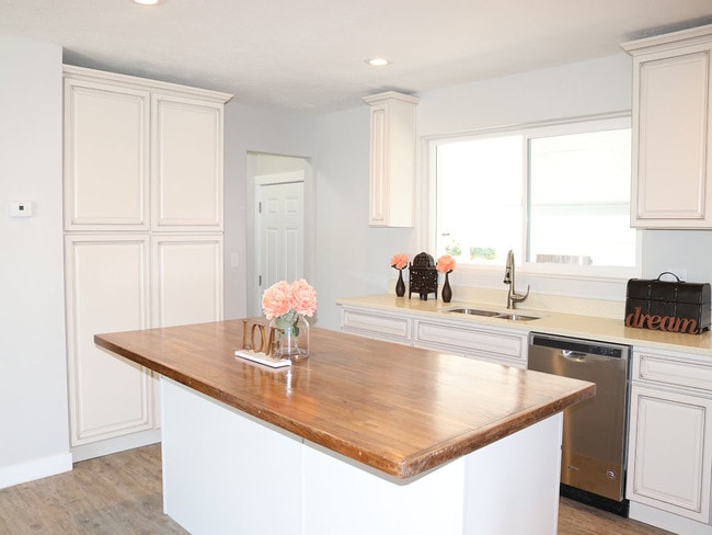 Photo - 1002 E Platinum Way House