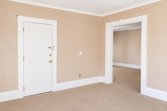 Building Photo - 801 S Main St - Free Parking Included!