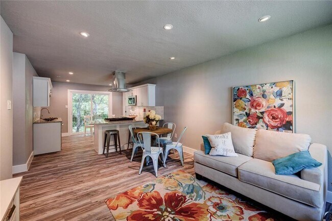 Foto del edificio - 2321 Lakehurst Dr