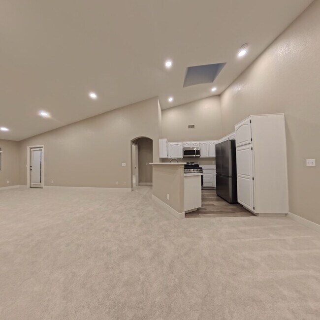 Foto del edificio - Beautifully Renovated 2nd-Floor Condo in Prime Location