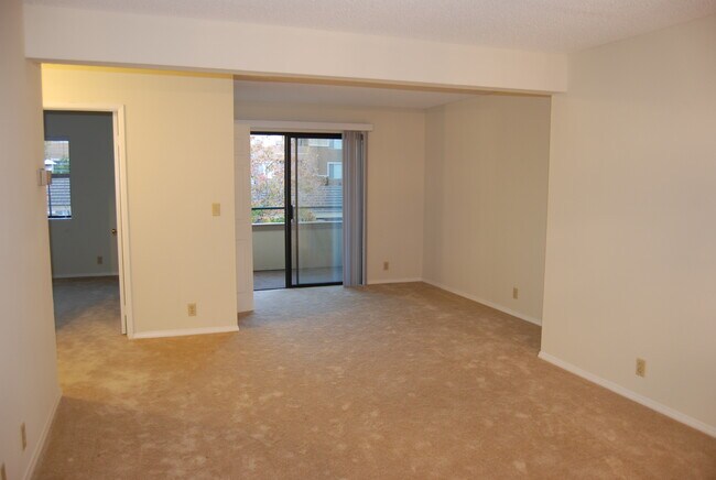 Building Photo - 39147 Walnut Ter