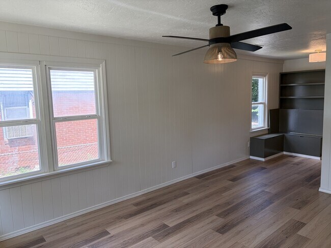 Building Photo - 411 E Showalter Dr