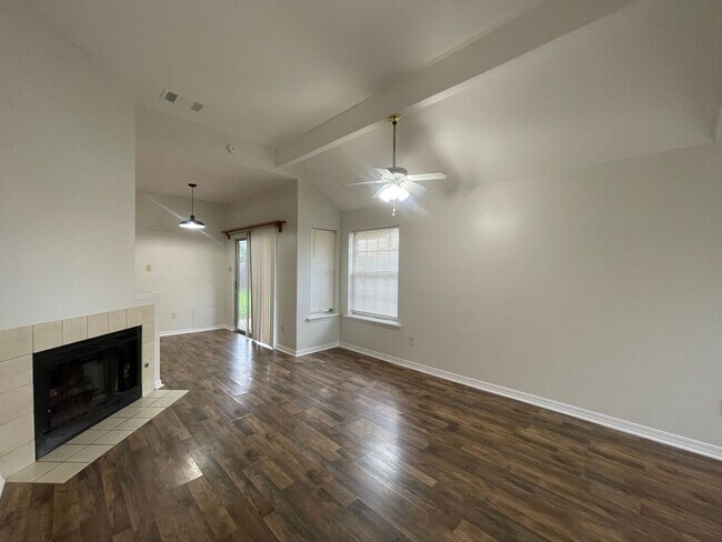 Foto del edificio - Come and Get It Before It's Gone! Bonus Room A Plus!
