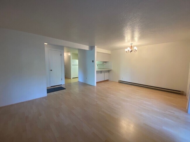 Building Photo - 2 Bedroom Lake Oswego Condo! Water, sewer,...