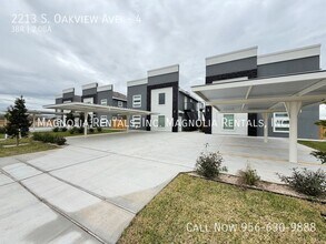 Building Photo - 2213 S Oakview Dr
