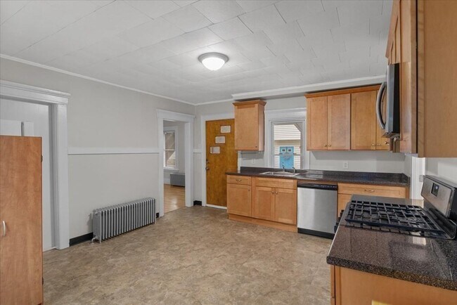 Building Photo - 146 River St