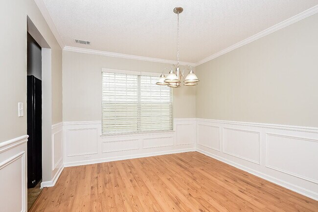 Foto del edificio - 123 Hidden Creek Dr