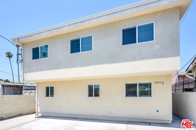 Foto del edificio - 2816 3/4-2814 W Jefferson Blvd