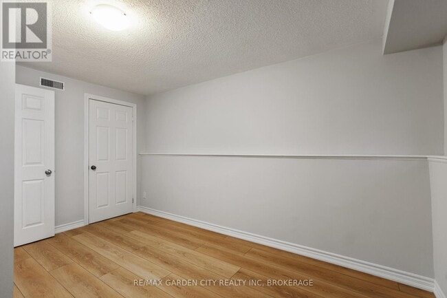 Building Photo - 1047 Vansickle Rd