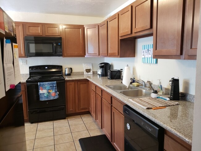 Granite Kitchen - 1422 E Elm St