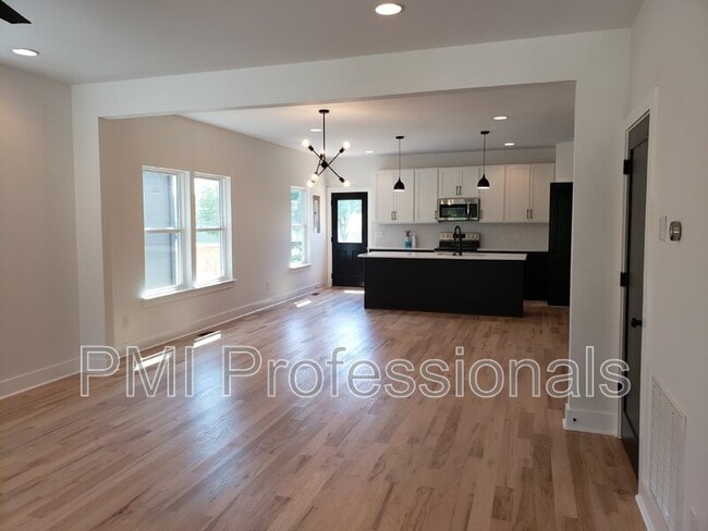 Building Photo - 215 Eisenhower Dr