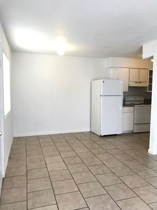 Building Photo - 1 br, 1 bath House - 217 W. Chicago Ave #D