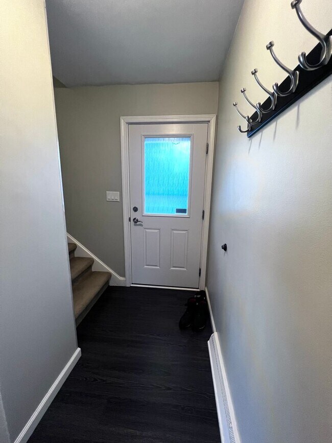 Building Photo - AVAILABLE Now - 2 BED 1 BATH