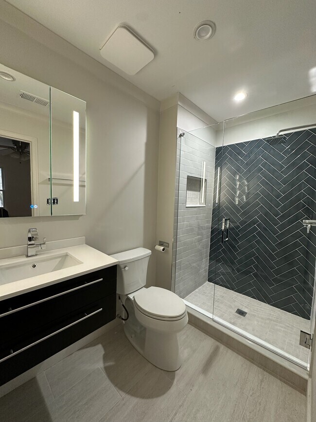 Baño típico del dormitorio - 12 Holly Downs Ct NW