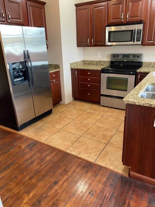 Building Photo - 2 bed 2 bath industrial style apartment *Short Term Rental*