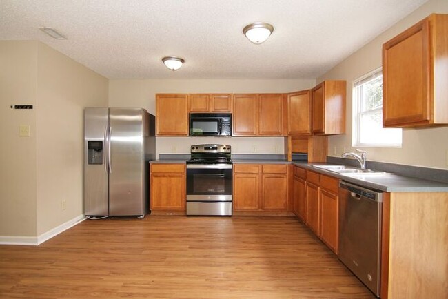 Building Photo - LOVELY 3 BEDROOM, 2.5 BATHROOM HOME IN DES...