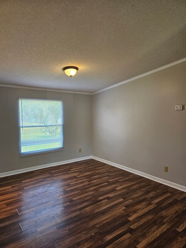 Building Photo - NEW LISTING!!!!!