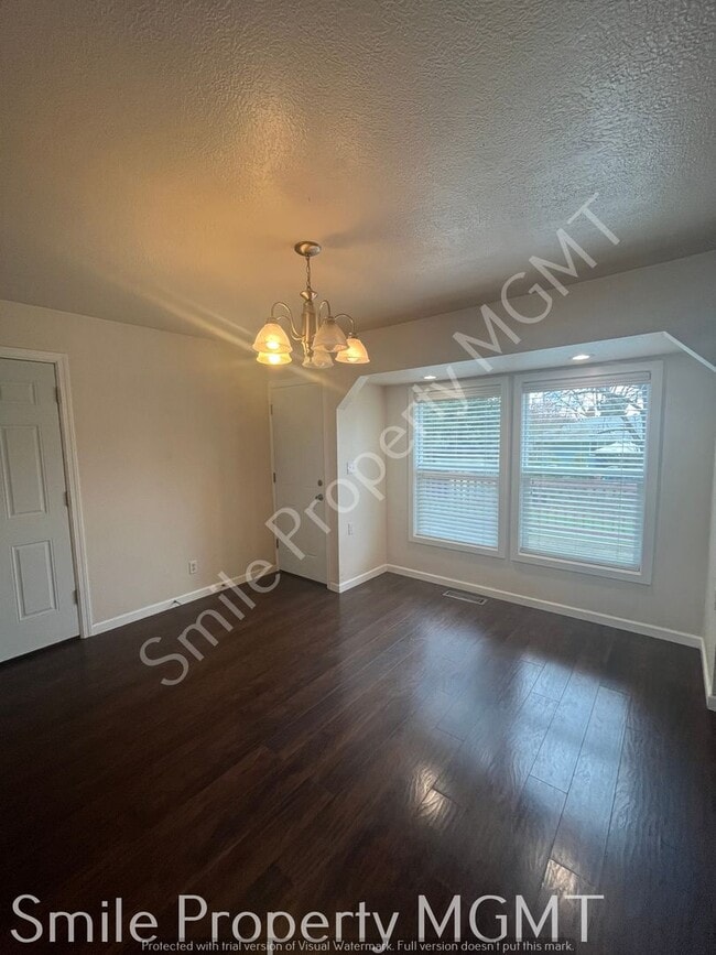 Building Photo - single house