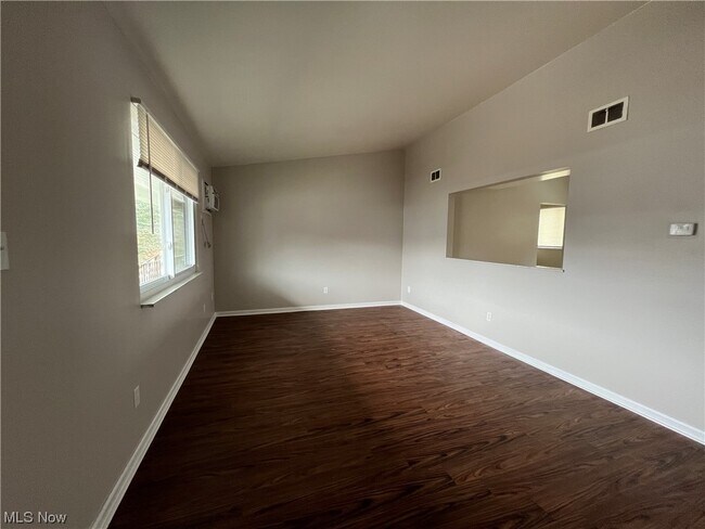 Building Photo - 515a Zahn Dr