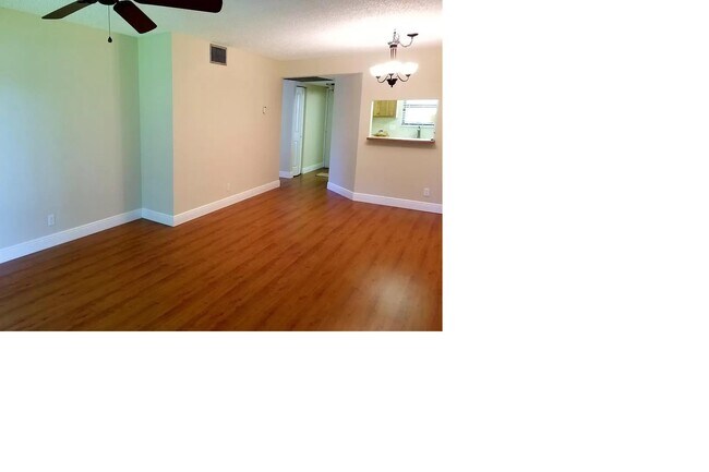 Foto del edificio - 21894 Lake Forest Cir