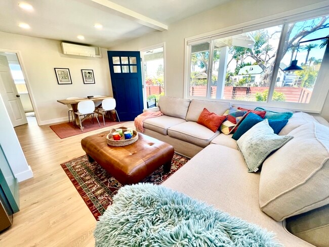 Bienvenido a casa a tu acogedor sofá seccional de 9 pies. - 2824 S Orange Dr