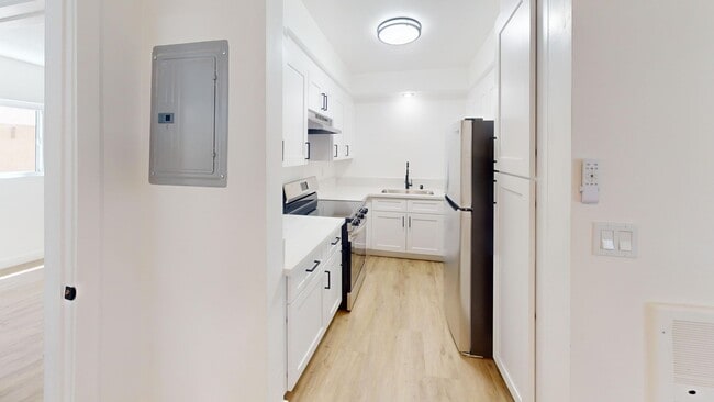 Interior Photo - 7503 Hazeltine Ave