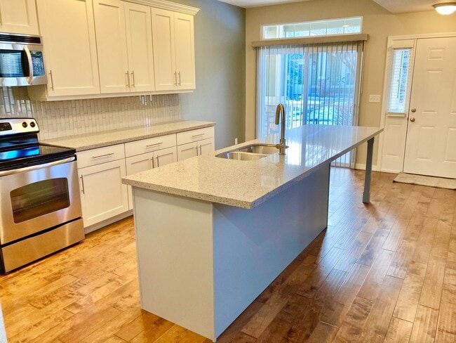Building Photo - Lovely 3 Bedroom, 2.5 Bathroom Townhome