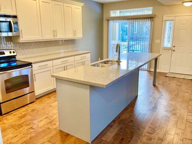 Foto del edificio - Lovely 3 Bedroom, 2.5 Bathroom Townhome