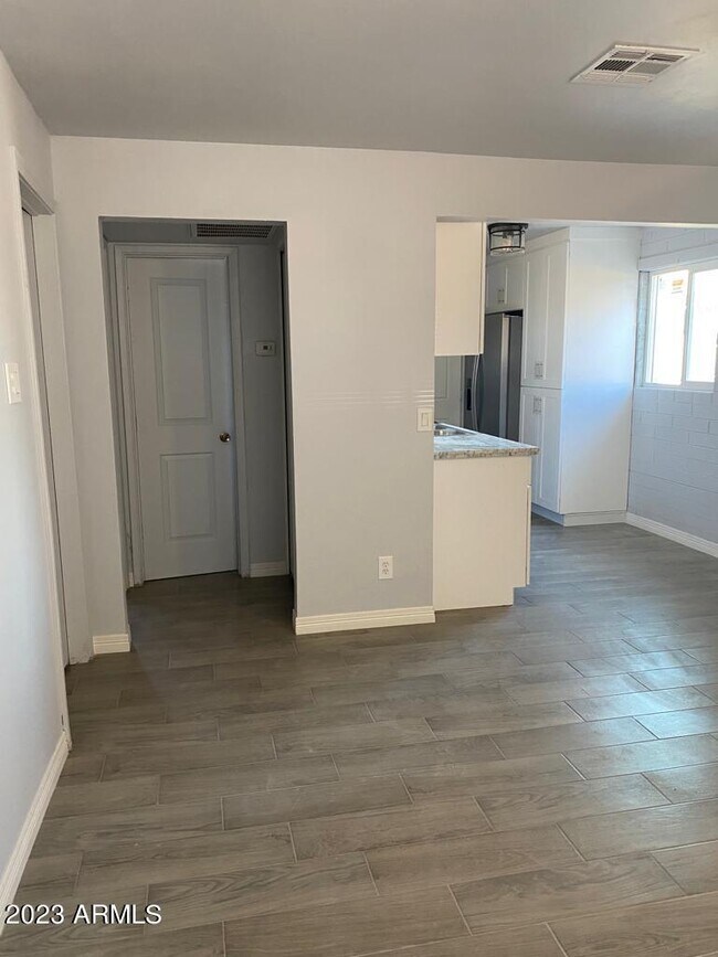 Foto del edificio - 1321 N 48th Pl