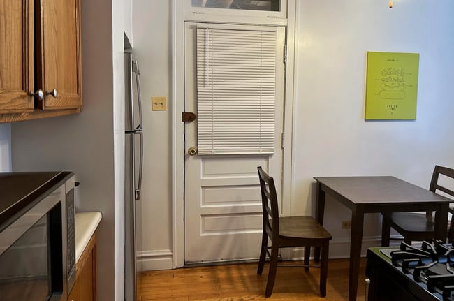 Building Photo - 1909 W Larchmont Ave