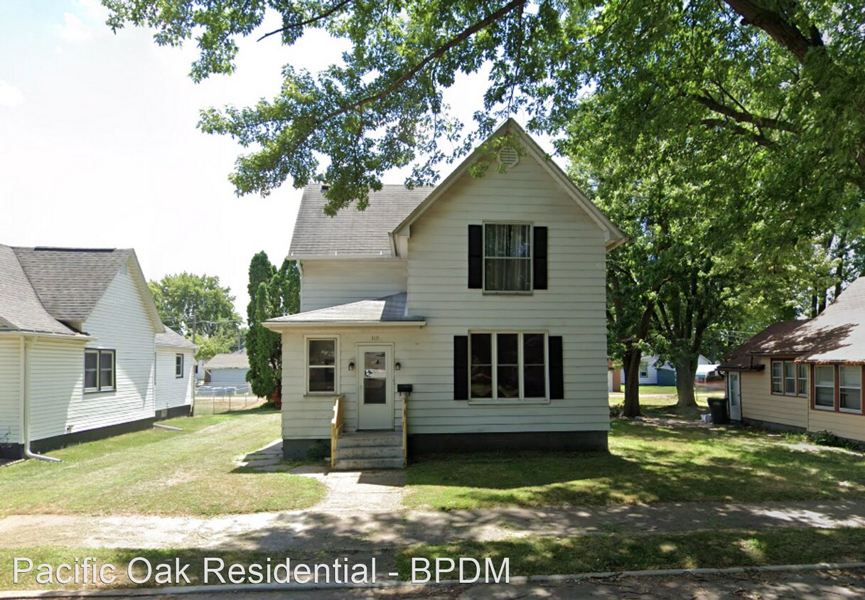 3 br, 2 bath House 319 4th Ave N House Rental in Clinton, IA