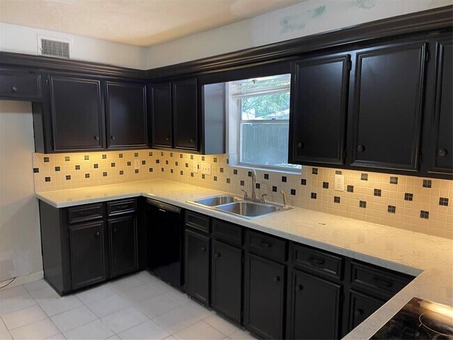 Building Photo - 15335 Glenwood Park Dr