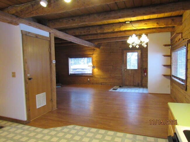 Foto del edificio - 3 Bed, 2 Bath, 2 Car Garage LOG HOME for RENT!