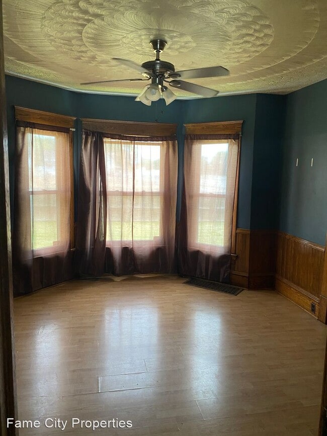 Building Photo - 4 br, 2 bath House - 1435 Maple Ave NE