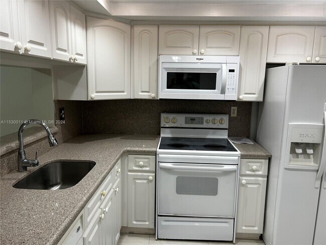 Building Photo - 10855 SW 112th Ave