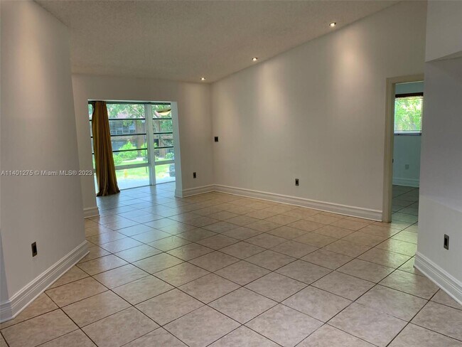 Foto del edificio - 4910 NW 102nd Ave