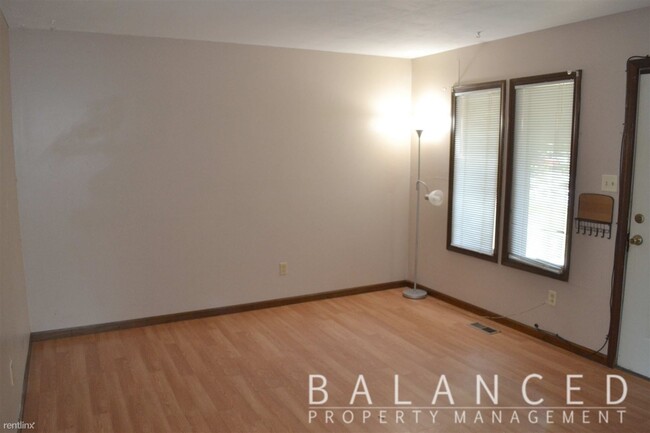 Building Photo - 2 br, 1 bath Duplex - 1327 SW Washburn Ave
