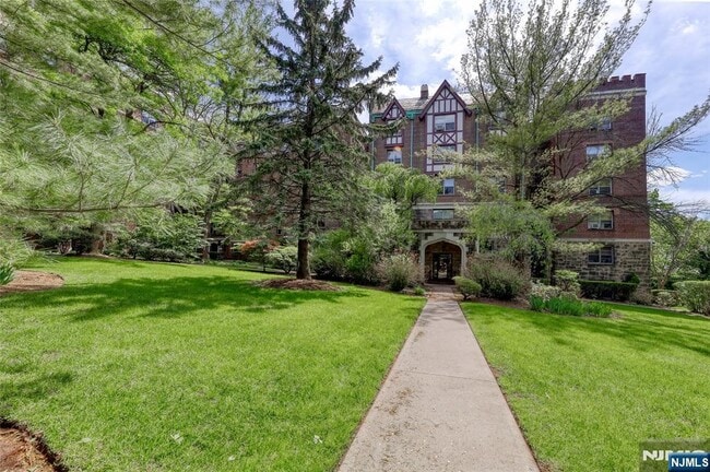 Building Photo - 100 E Palisade Ave