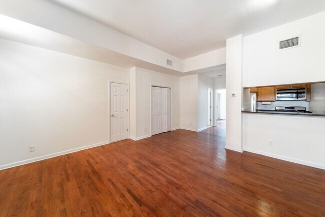 Building Photo - 341 Monmouth St