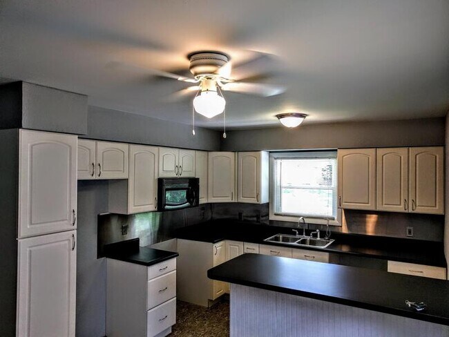 Foto del edificio - 635 Continental Blvd