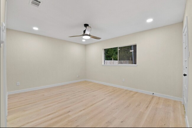 Foto del edificio - 2323 Aprilmont Dr