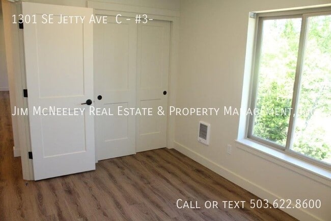 Foto del edificio - Third level 2 bed/ 1 bath w/ 1 Assigned Pa...