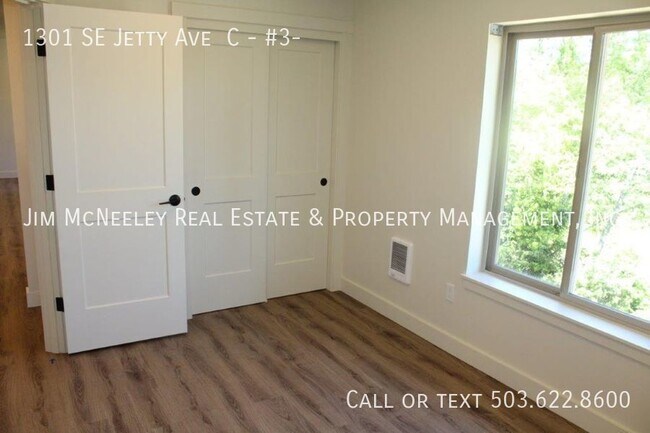 Building Photo - Third level 2 bed/ 1 bath w/ 1 Assigned Pa...
